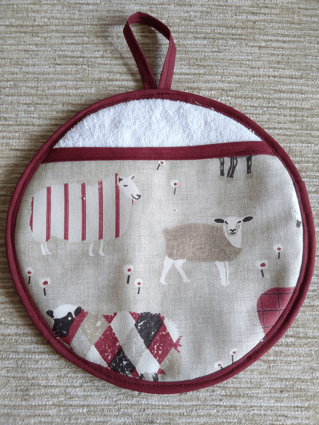 Round Hot Pot Grab Mat in Baa Baa Peony Fabric heat resistant wadding filling and hanging loop