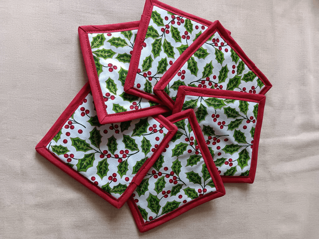 Set of 6 coaster mats holly & berries cotton fabric with plain red reverse