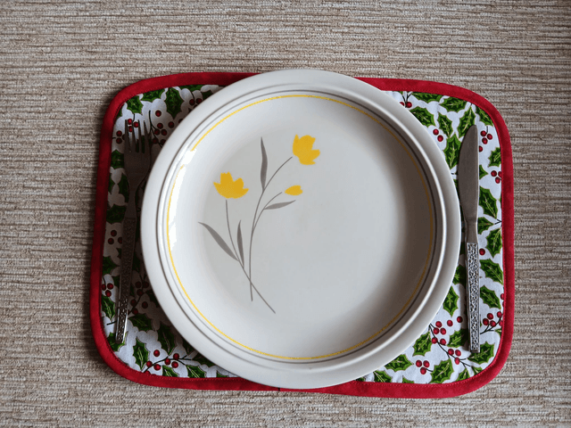 Set of 6 reversible table place mats holly & berries cotton fabric with plain red reverse 