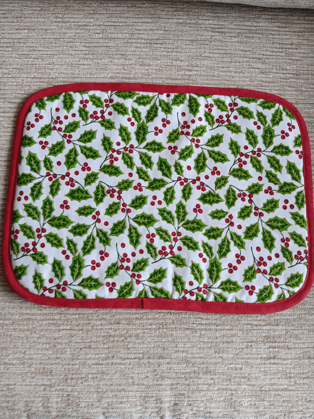 Set of 6 reversible table place mats holly & berries cotton fabric with plain red reverse 