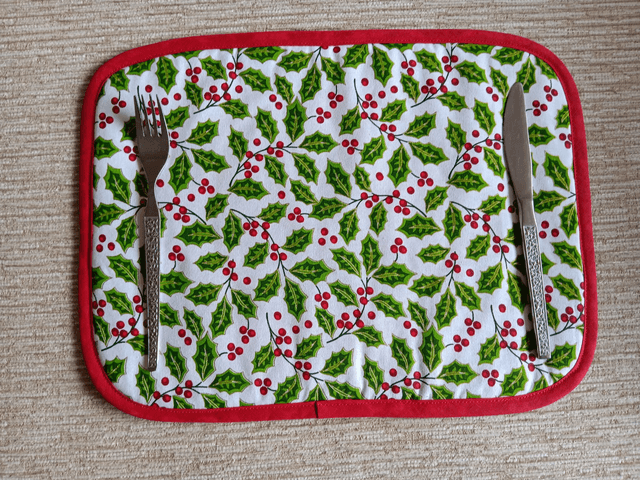 Set of 6 reversible table place mats holly & berries cotton fabric with plain red reverse 