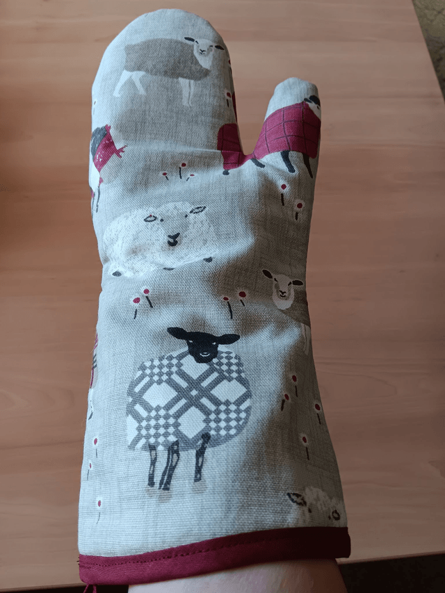 One Oven Gauntlet Baa Baa Peony Fabric 