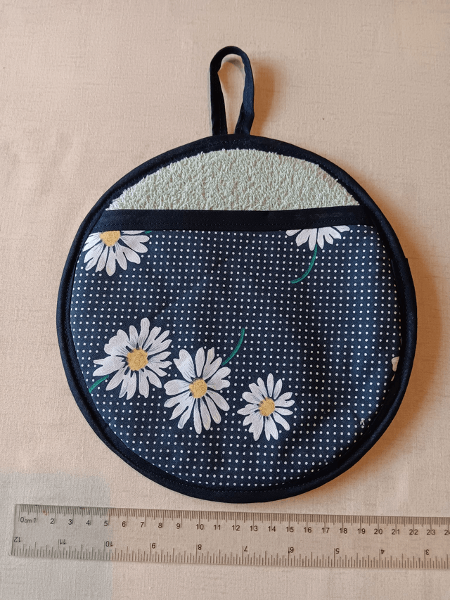 Round Hot Pot Grab Mat Navy Daisies Cotton Fabric with heat resistant filling and mint green towelling 