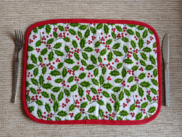 Set of 6 reversible table place mats holly & berries cotton fabric with plain red reverse 