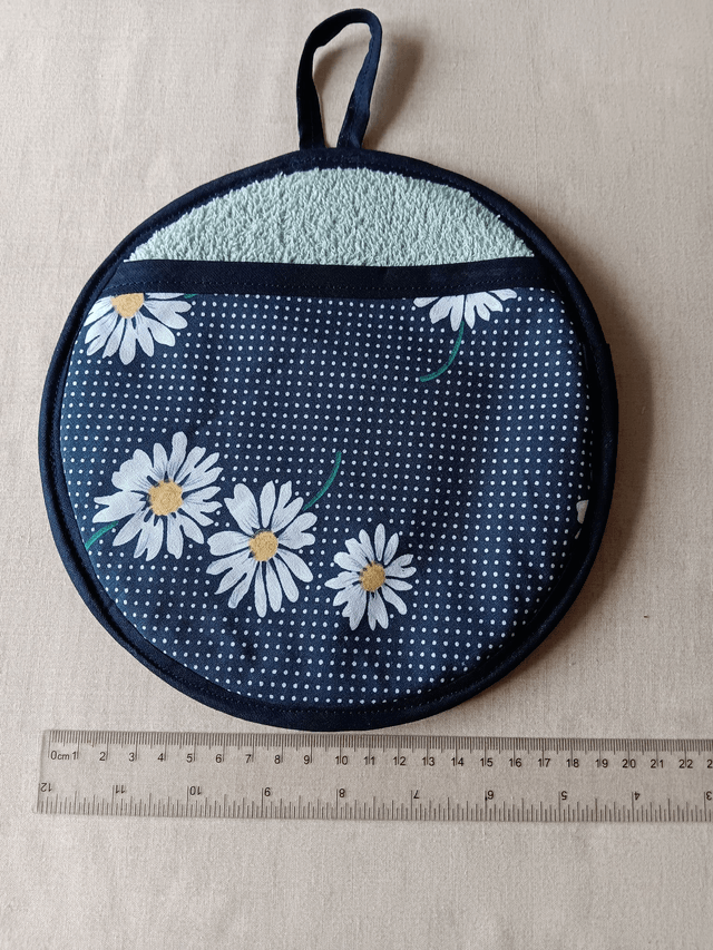 Round Hot Pot Grab Mat Navy Daisies Cotton Fabric with heat resistant filling and mint green towelling 
