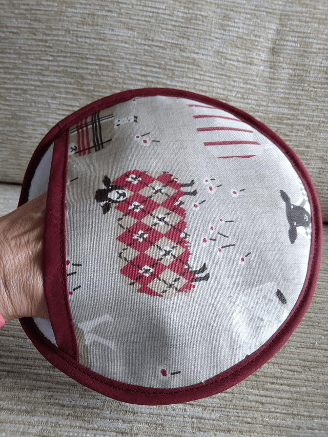 Round Hot Pot Grab Mat in Baa Baa Peony Fabric heat resistant wadding filling and hanging loop