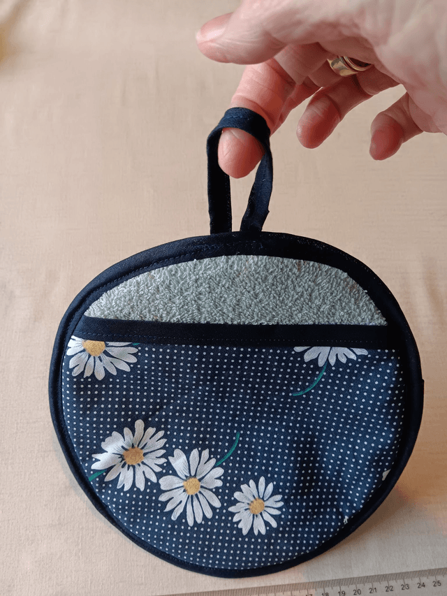 Round Hot Pot Grab Mat Navy Daisies Cotton Fabric with heat resistant filling and mint green towelling 