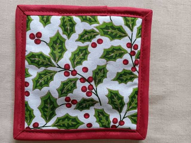 Set of 6 coaster mats holly & berries cotton fabric with plain red reverse